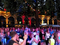 Vor der Showbühne im Badepark2